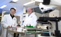 Associate Professor Dayong Jin with Minomic CEO Dr Brad Walsh