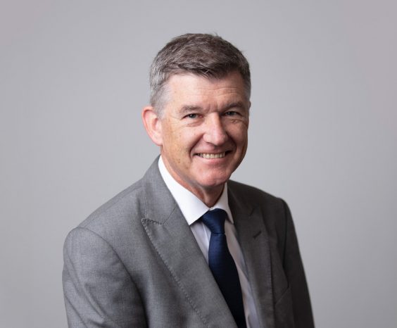 20jun_leaders-desk_web