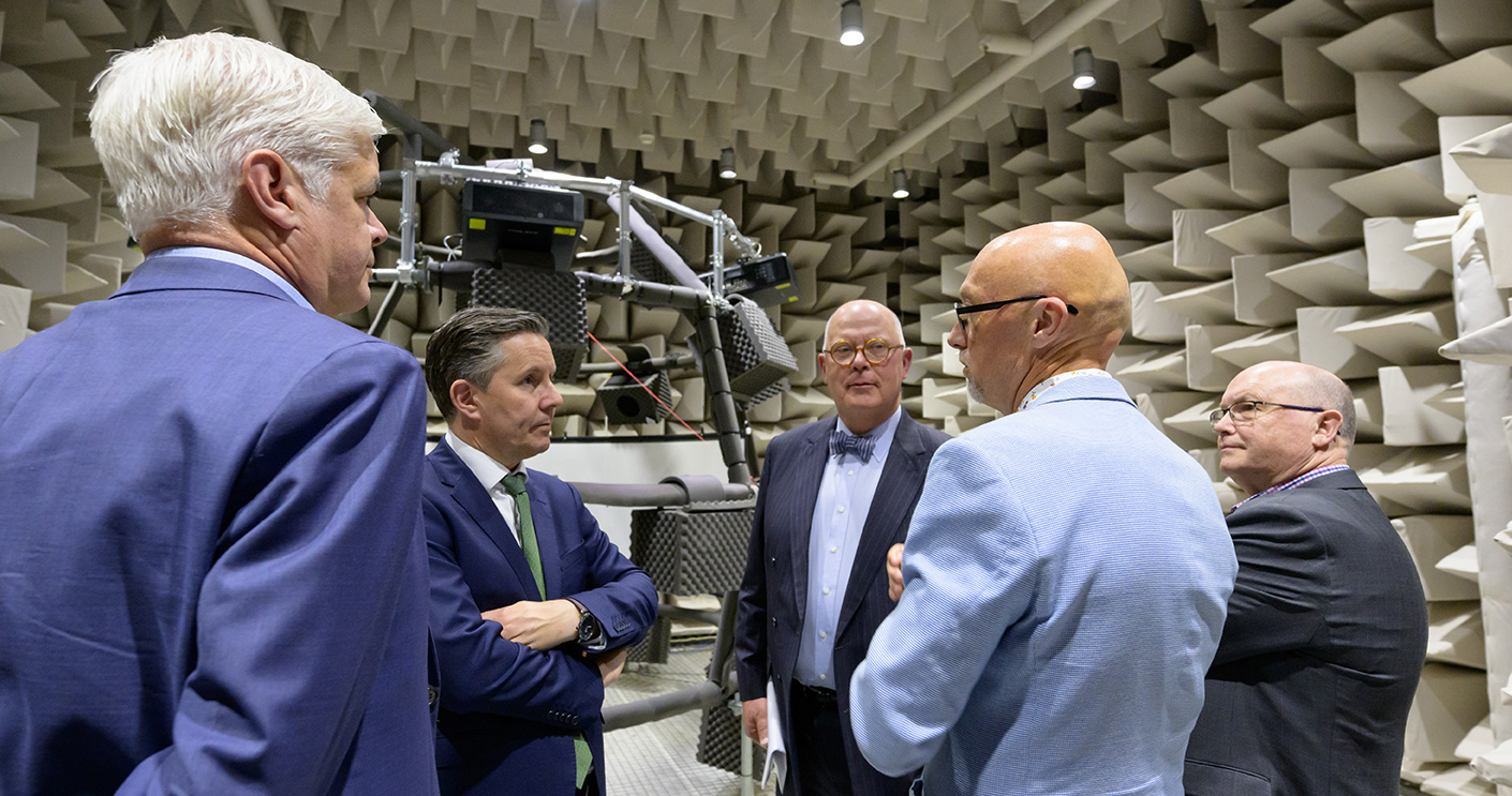ahh-minister-visit_tw-web_anechoic-chamber